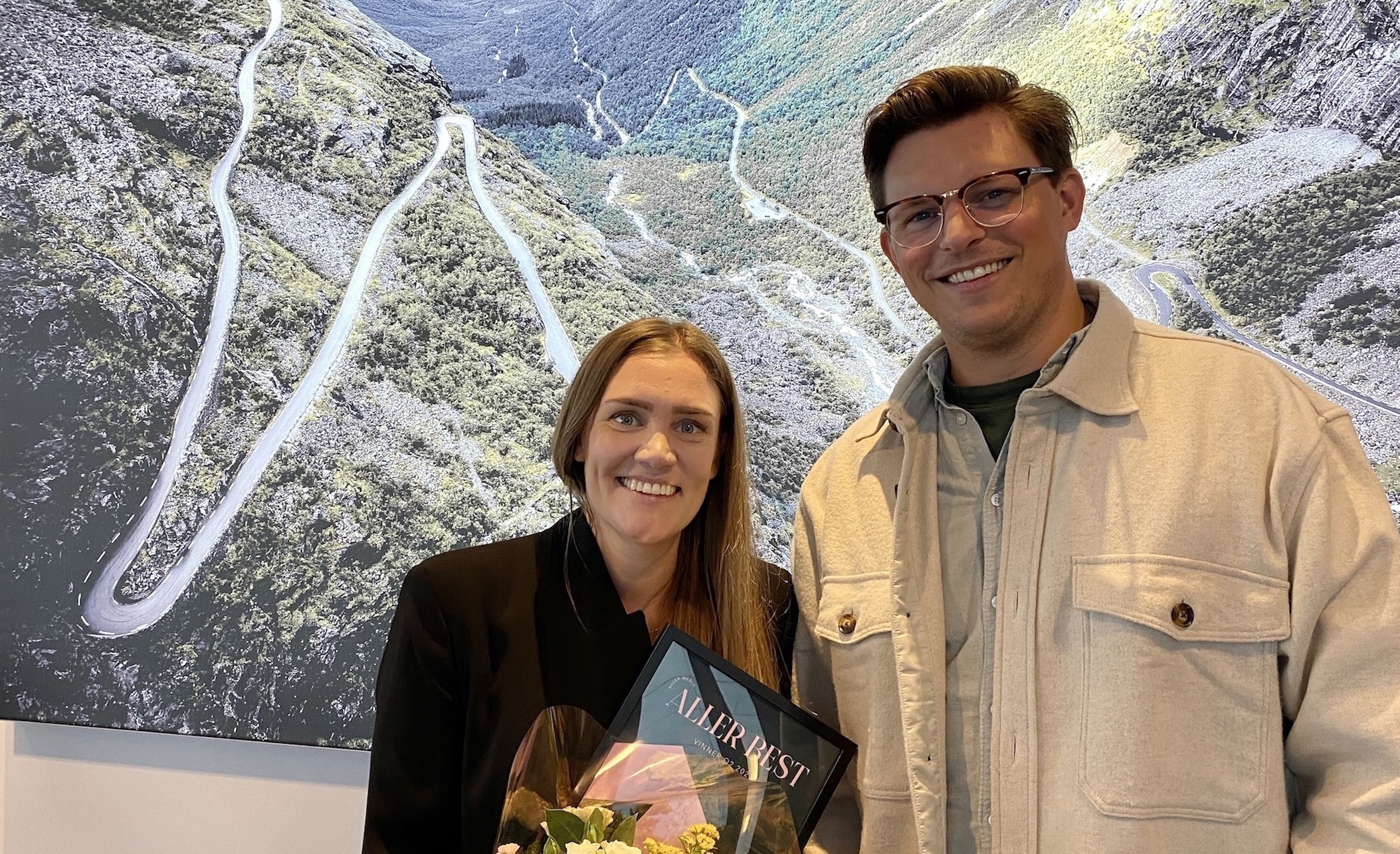 VINNER AV Q2: Thea Høgh, markedssjef i BMW sammen med Sindre Hellkås, Strategisk Konsernkundeansvarlig i Aller Media.