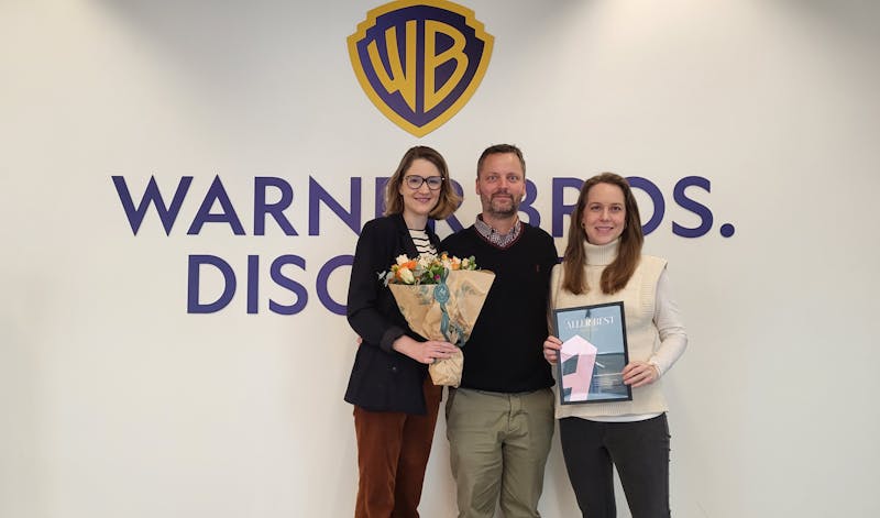 Aleksander Hamm sammen med Rebecka Hoberg, marketing manager og Katrine Rabben, senior marketing manager i Warner Bros Discovery.i