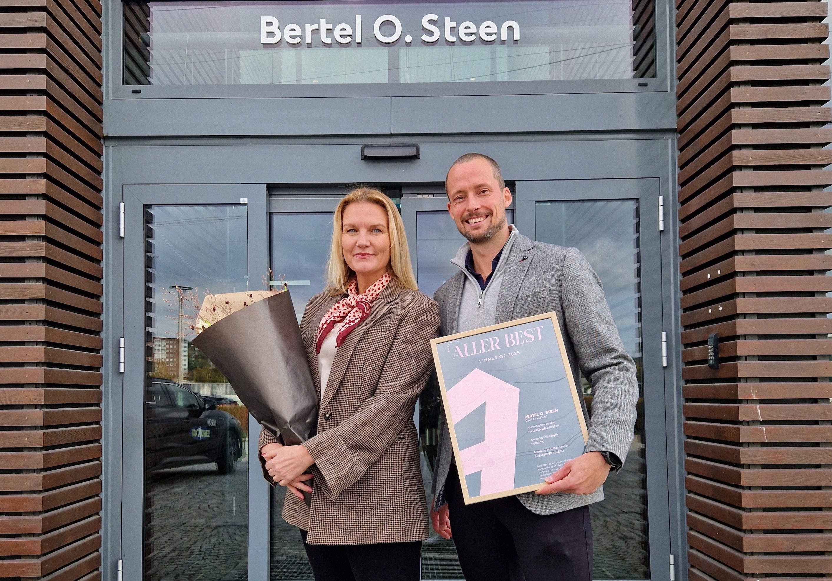 - Det er imponerende hvor mye oppmerksomhet Aller Media og, ikke minst, Bjarte Myrhol klarte å skape rundt Opel Grandland. Vi er veldig fornøyde med kampanjen, sier Katinka Grundseth, Markedssjef i Opel Norge. Her sammen med Alexander Hansen Vigebo fra Aller Media.