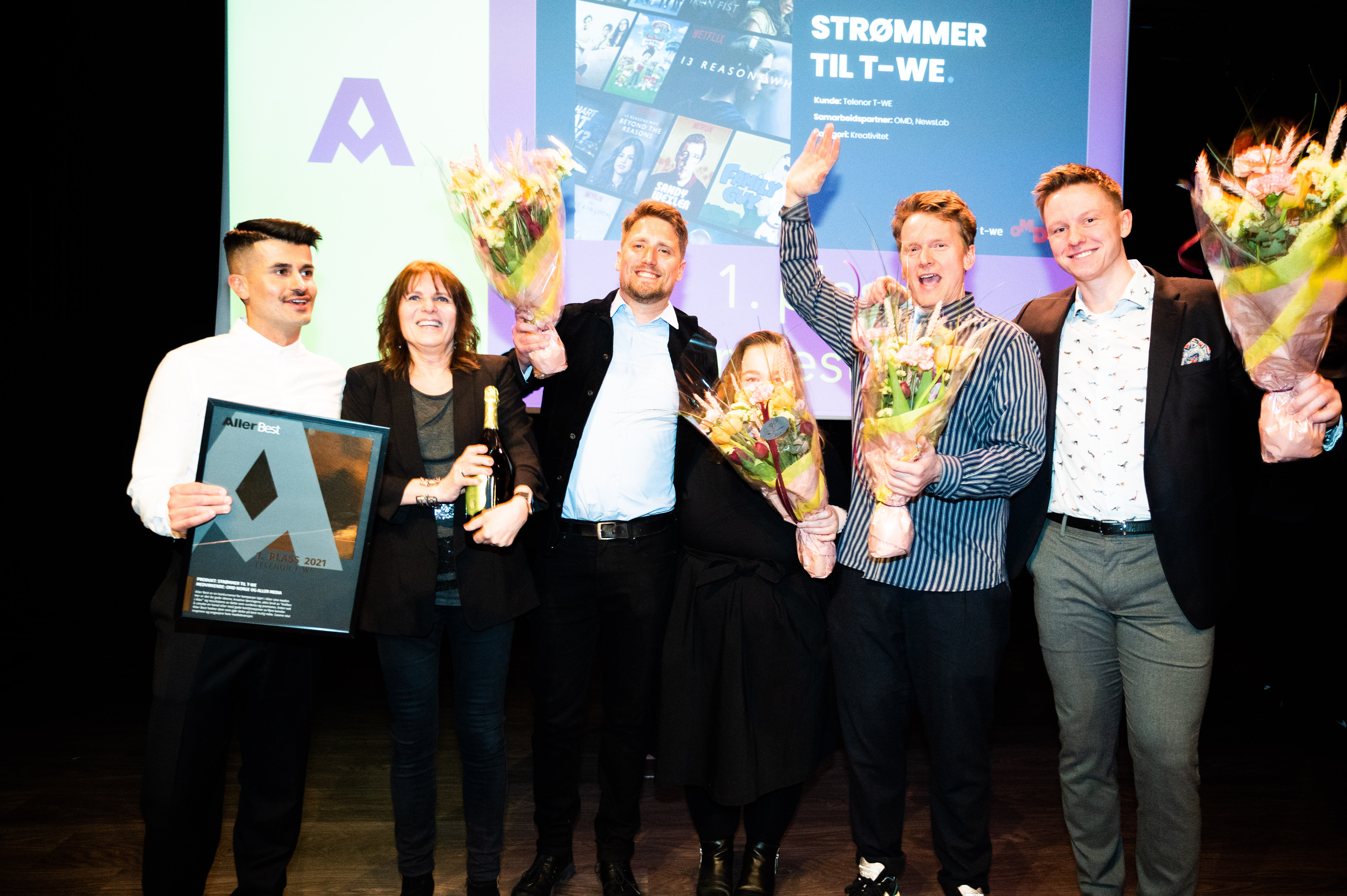 Full cheers from the winning team of Aller Best 2021. From left. Gino Ismail, Planning Director at OMD, Irén Udnæs, Marketing & Content Manager at Telenor, Carl-Adam Sjølander, Digital Director at OMD, Emilie Holmquist, Senior Designer at Aller Media, Joakim Thorkildsen, Founder and Advisor at Newslab and Andreas Gaarder, Strategic Group Account Manager at Aller Media.