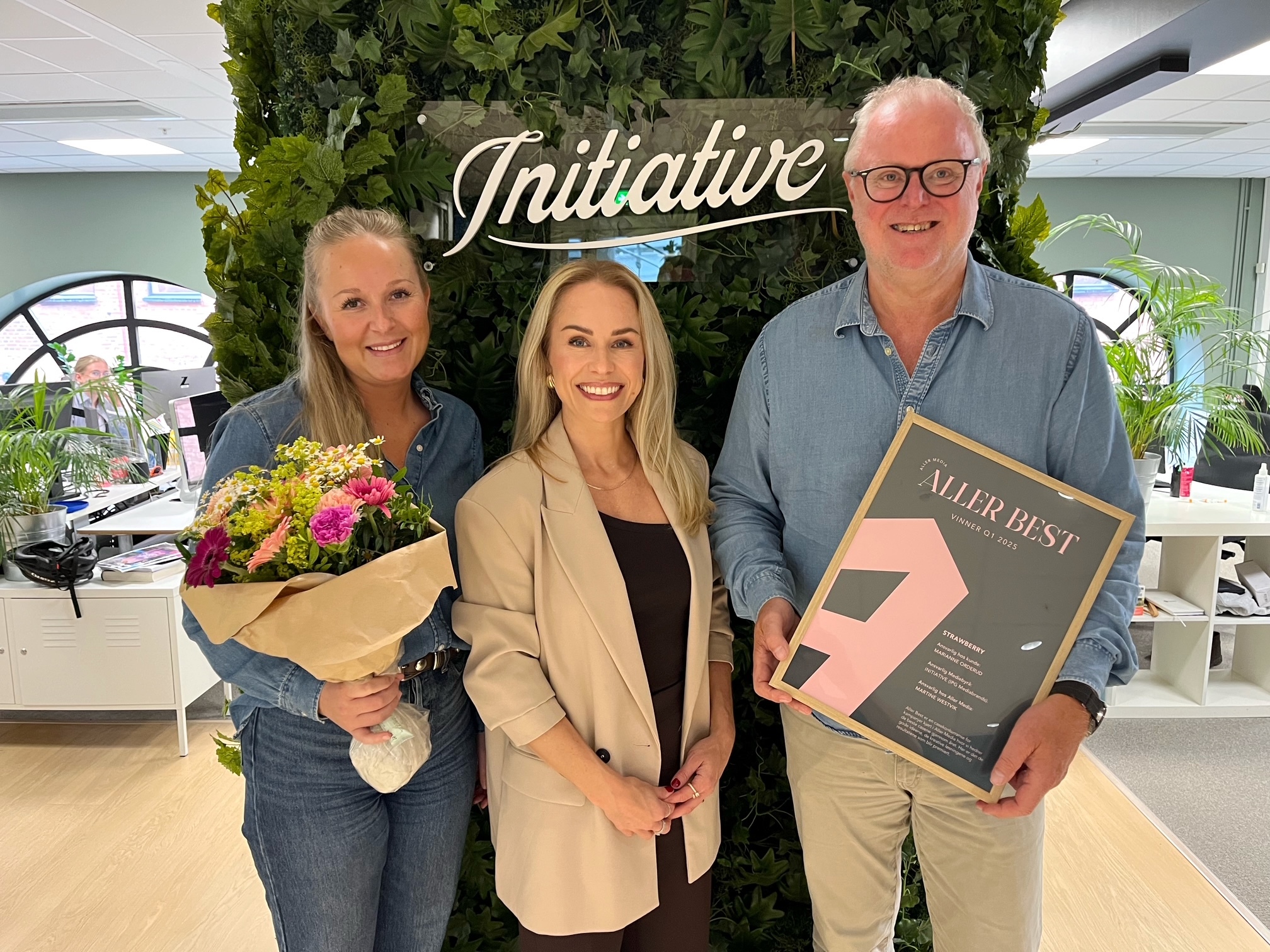 VINNERE: F.v Silje Johansen - Head of Project Management i Initiative Norge, Martine Westvik - strategisk konsernkundeansvarlig i Aller Media og Kåre Hauge - CSO i Initiative Norge. Marianne Orderud - Vice President Marketing & Digital Sales i Strawberry var ikke tilstede.