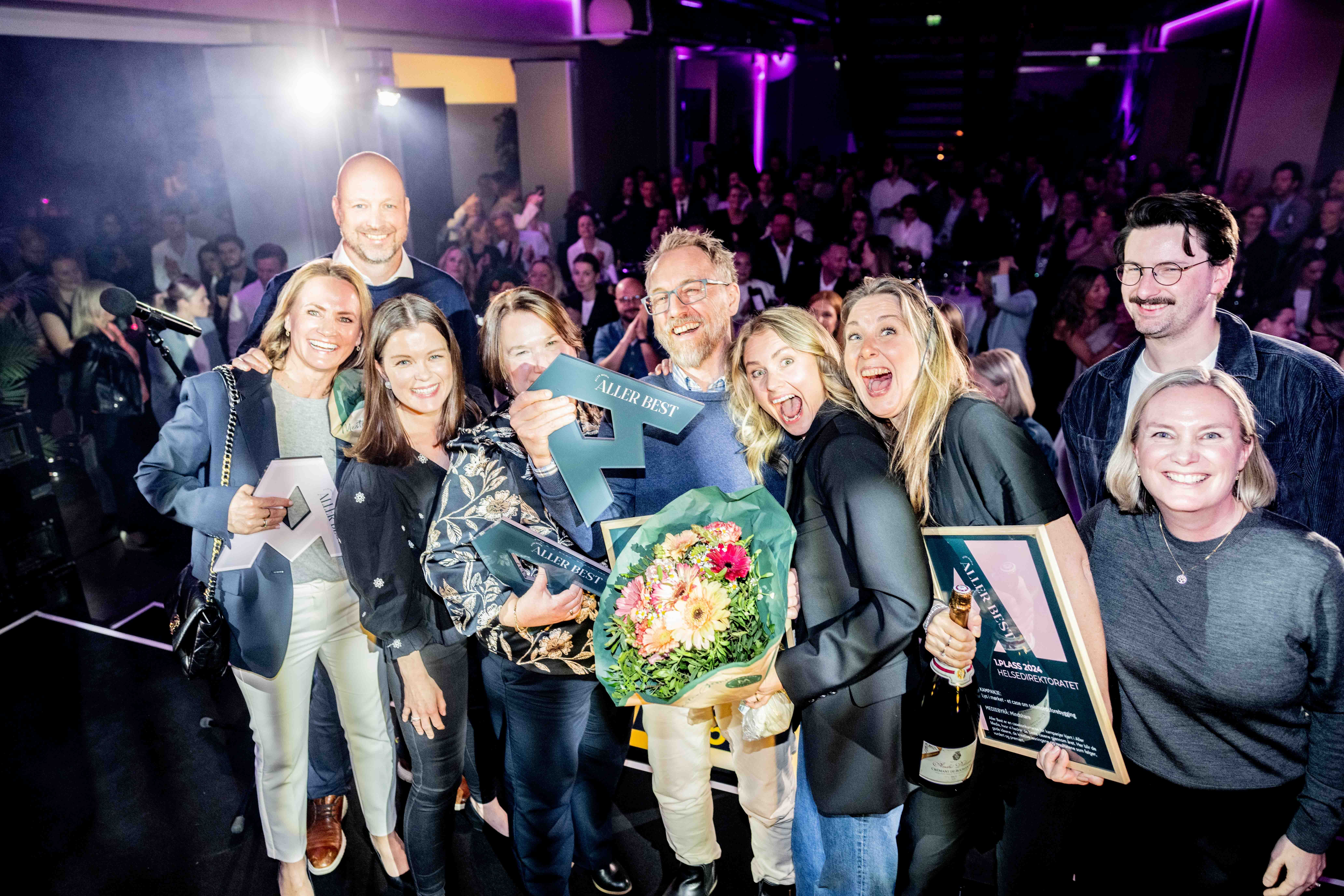 VINNERE I ALLER BEST: Representanter fra Aller Media, Helsedirektoratet og Mindshare. Foto: Thomas Rasmus Skaug