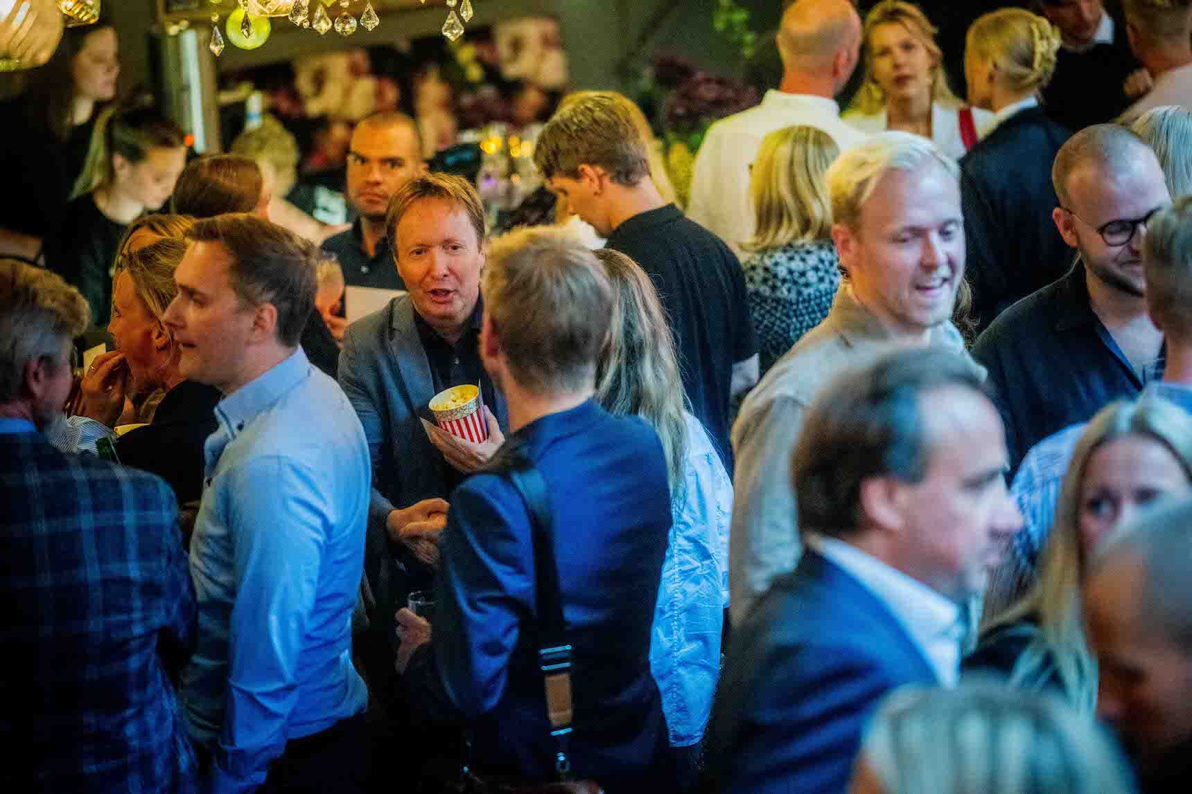 FULLT! Det var god stemning, både i og utenfor salen på tirsdagens kickoff.