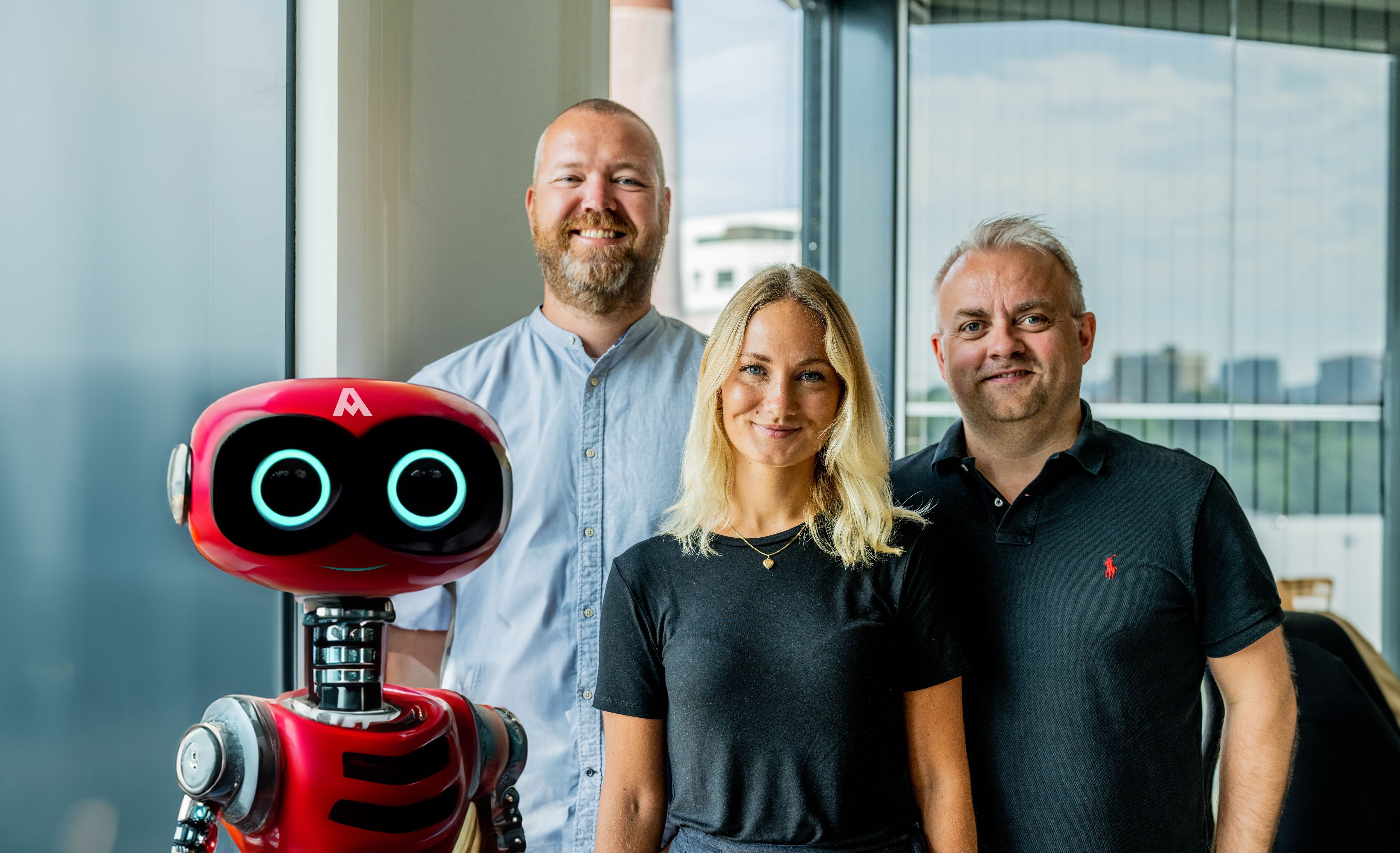 Dagbladets oddseksperter: Mr. OddsRobot. Roger Kristiansen, Sara Wiberg og Sigurd Blystad. Foto: Thomas Rasmus Skaug (bildet er også KI-generert)