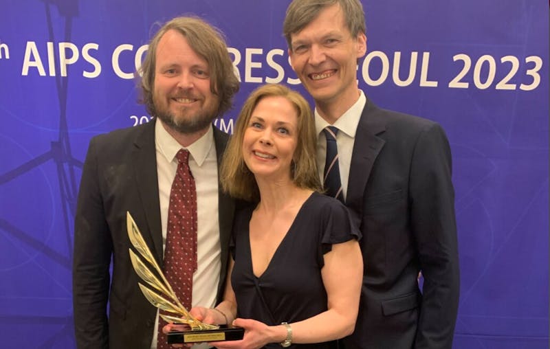 VIKTIG PRIS: Bernt Jakob Oksnes, Jorun Gaarder og John Rasmussen har all grunn til å smile etter å ha mottatt prisen i Seoul. Foto: AIPS Awards